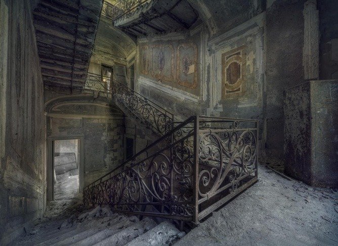 ‘The mansion on the cliffs’ 