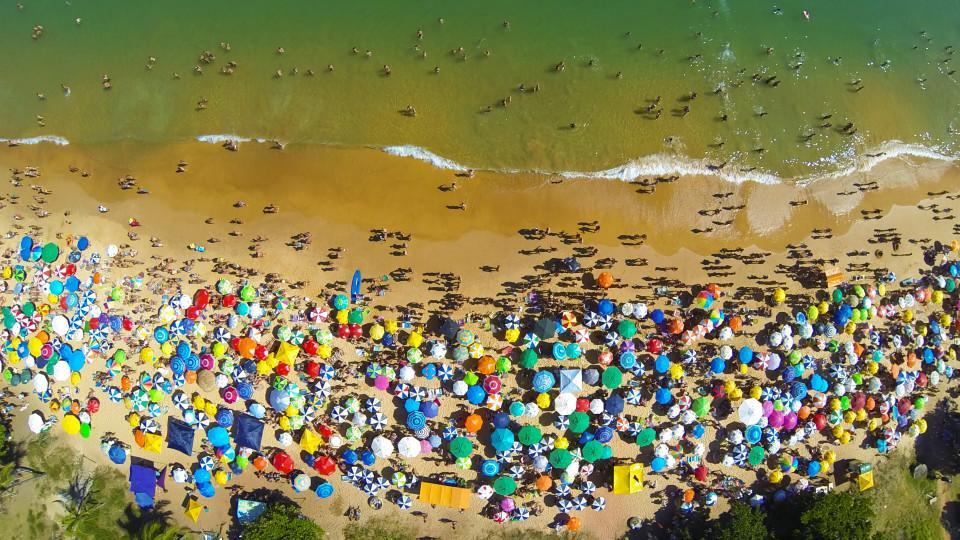 25.  Praia da Bacutia em Guarapari, Espirito Santo, Brasil