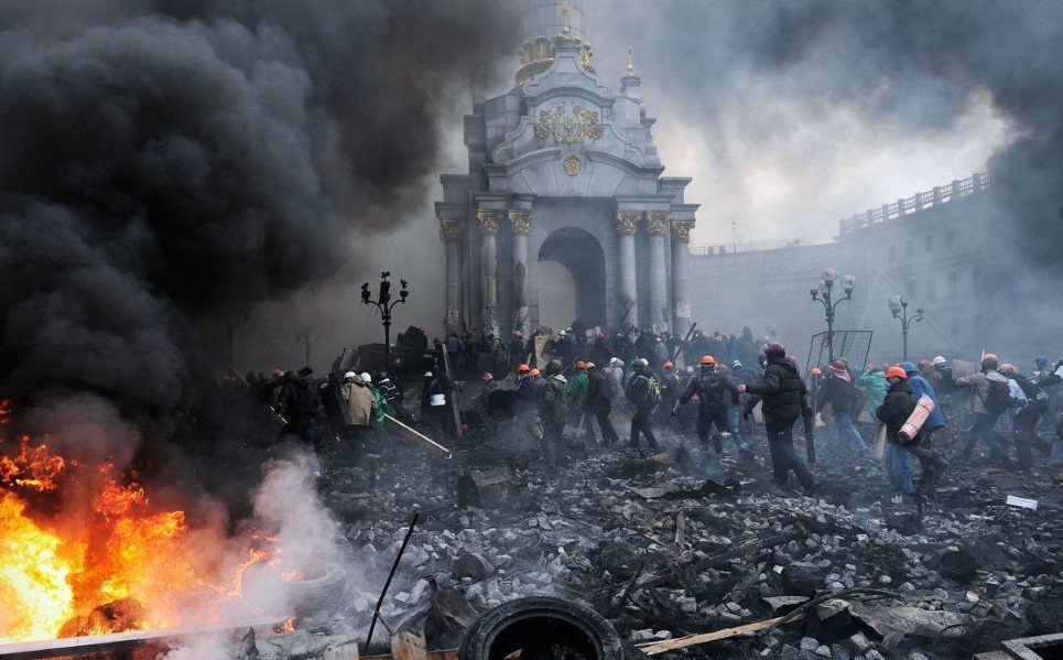 28. Armed protesters advance towards police barricades in Kiev - February 20, 2014.