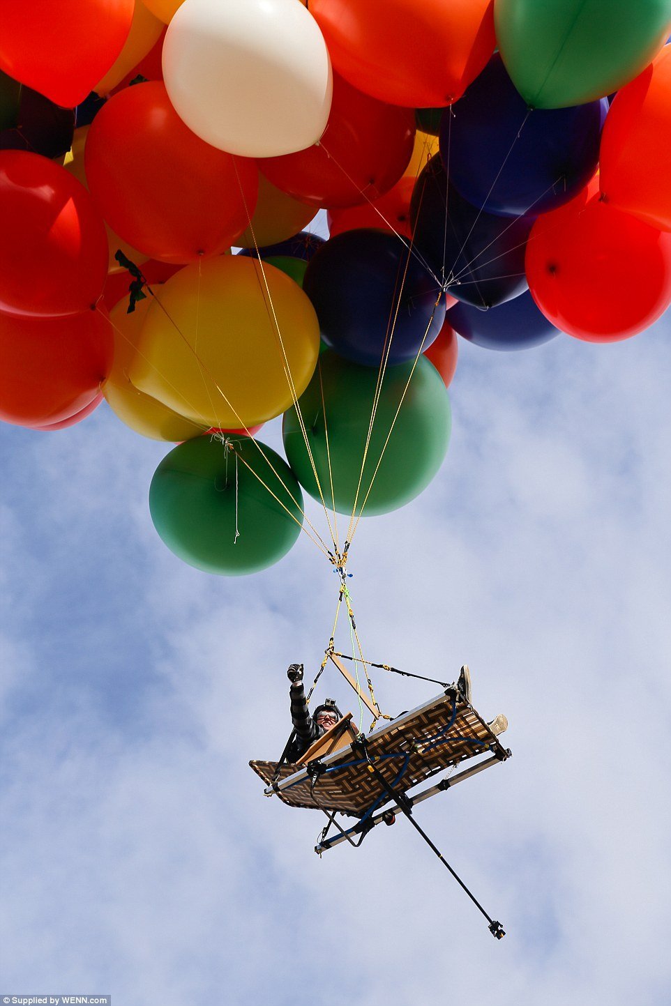 Man Floats At An Elevation of 8000 Feet With 90 Tied Balloons