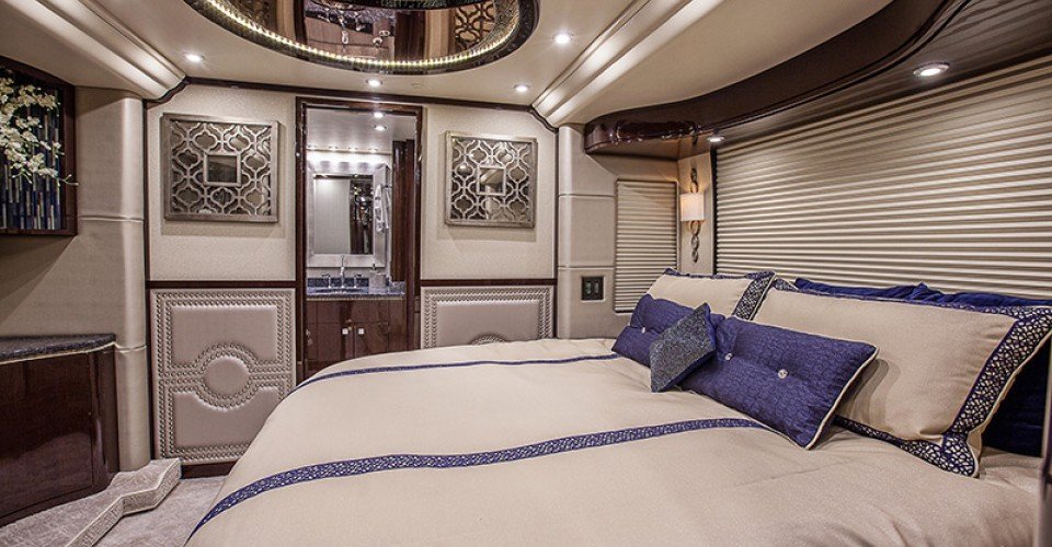 2015 Millennium Prevost H3-45, S4