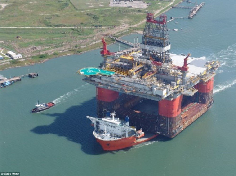 In 2004, Blue Marlin delivered BP's 59,500 tons semi-submersible Thunder Horse platform from Okpo, South Korea to Corpus Christi, USA, setting a new record.