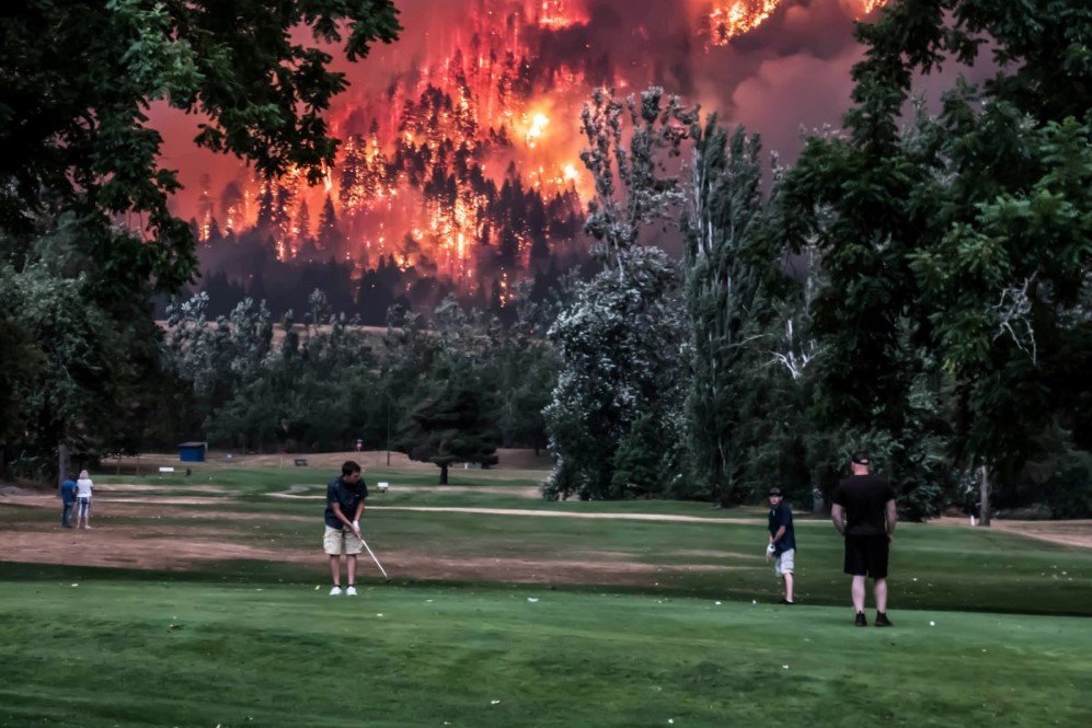 eagle creek wildfire burns as golfers play at the beacon rock golf course in north bonneville washington on september 4 2017