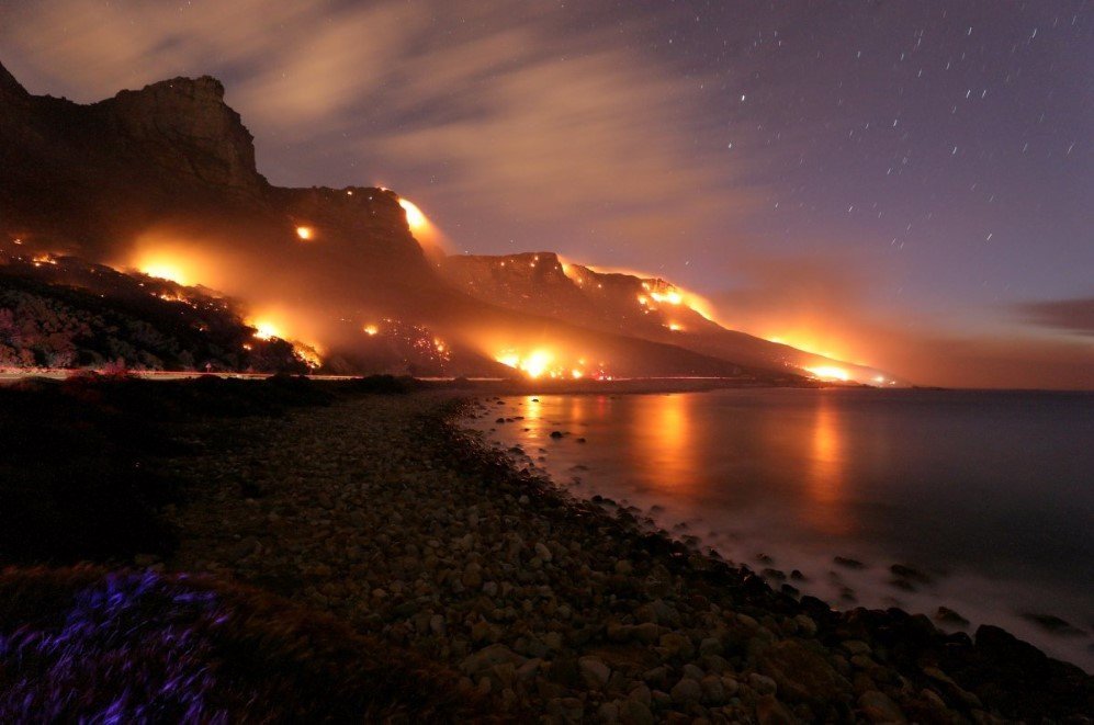 wildfires burn along the twelve apostles area of table mountain in cape town south africa on october 13 2017