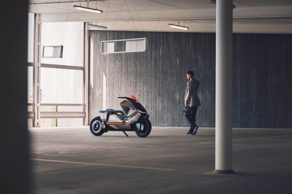 BMW Vision Next 100 Scooter 1