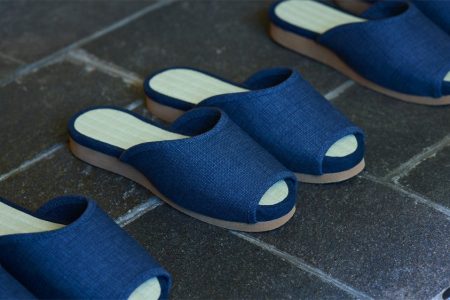 These self-parking flip flops by Nissan will organize themselves on a push of a button