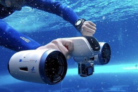 ‘WhiteShark Mix: Water Scooter’ handheld jetpack propels you through water