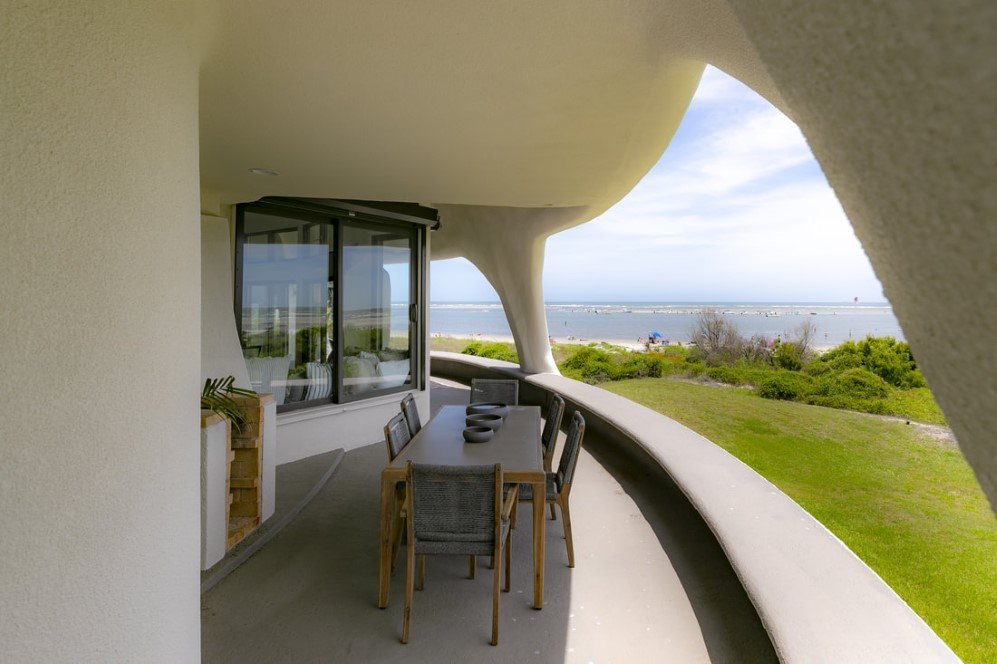 Eye of the Storm Dome House 19