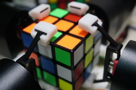 Mike Thomas’s quad arm robot solves Rubik’s cube in mere 3 seconds