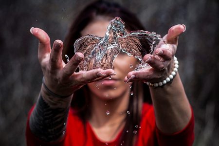 Photographer turns water splashes into imaginative sculptures