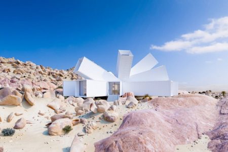 British architect designs a stunning shipping container vacation home in the desert