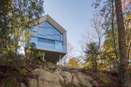 MU Architecture unveiled a minimalistic yet contemporary art studio over a cliff