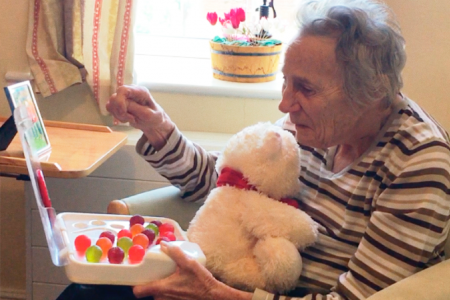 This is how you can keep dementia patients hydrated in an immensely simple way