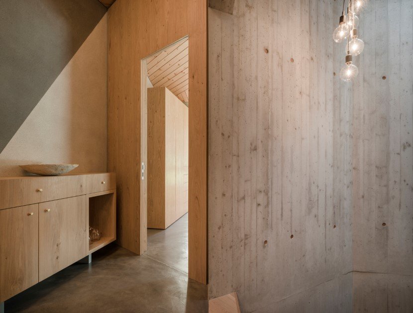 Concrete house by MoDusArchitects