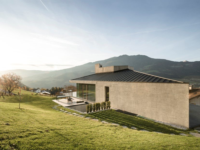 Concrete house by MoDusArchitects