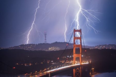 Photographer captures Golden Gate Bridge with lightning bolts in the background
